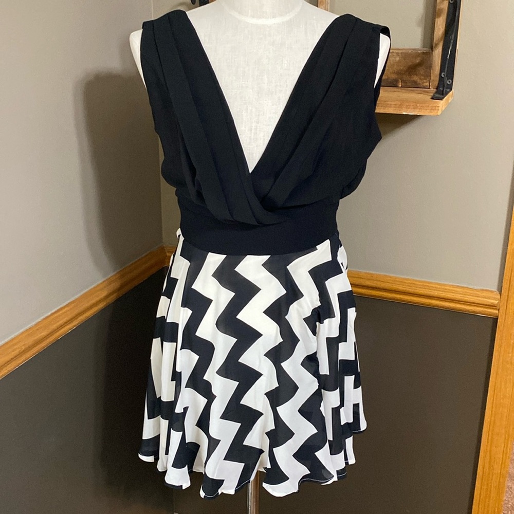 XTaren black & white chevron deep v tank dress size small